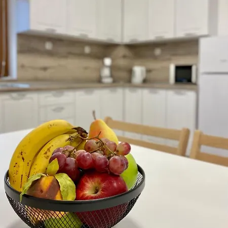 Spacious & Cozy 2 Bed With Work Space & Fast Wi-fi * סטרה זגורה
