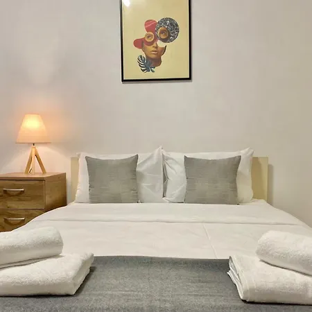 Spacious & Cozy 2 Bed With Work Space & Fast Wi-fi * 스타라 자고라