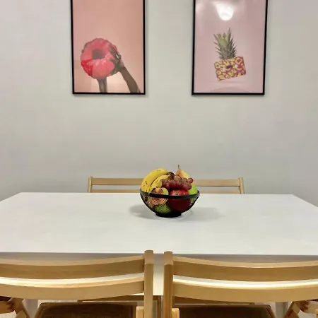 Spacious & Cozy 2 Bed With Work Space & Fast Wi-fi דירה *