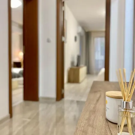 Spacious & Cozy 2 Bed With Work Space & Fast Wi-fi סטרה זגורה