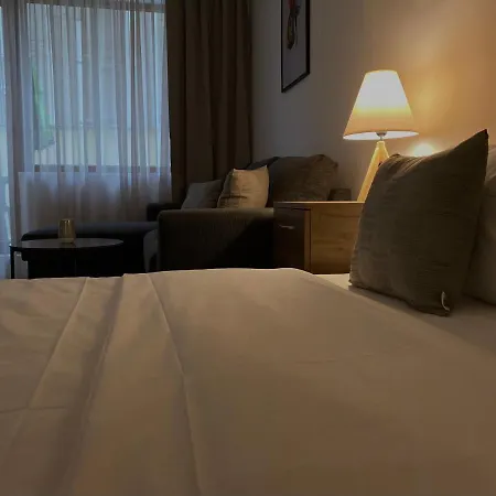 Spacious & Cozy 2 Bed With Work Space & Fast Wi-fi דירה *