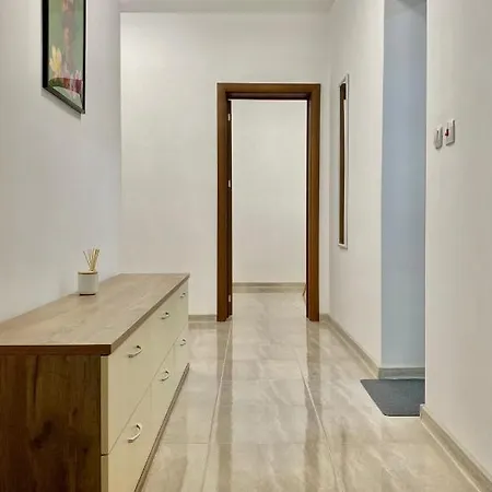 דירה Spacious & Cozy 2 Bed With Work Space & Fast Wi-fi סטרה זגורה
