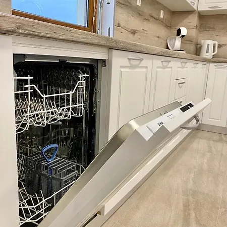 Spacious & Cozy 2 Bed With Work Space & Fast Wi-fi דירה סטרה זגורה