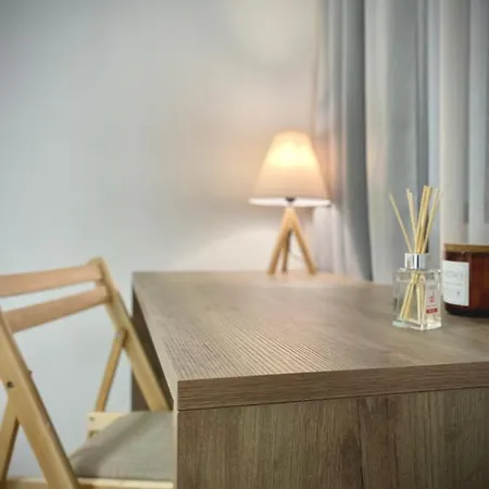 Spacious & Cozy 2 Bed With Work Space & Fast Wi-fi דירה *