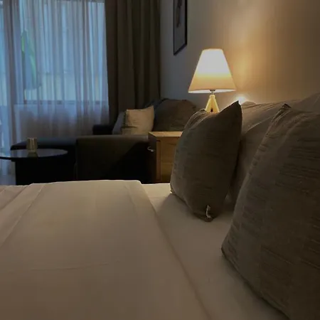 Spacious & Cozy 2 Bed With Work Space & Fast Wi-fi דירה *