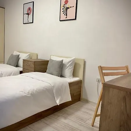 Spacious & Cozy 2 Bed With Work Space & Fast Wi-fi סטרה זגורה