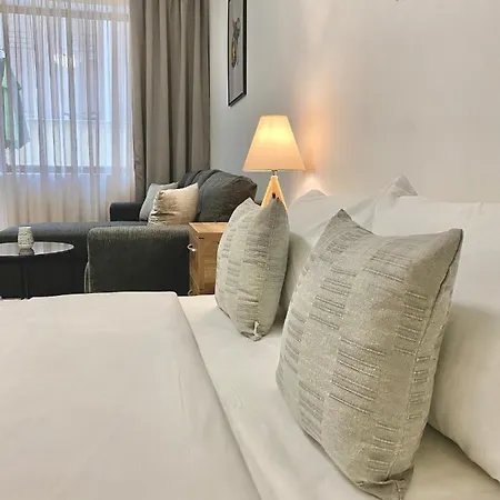 Spacious & Cozy 2 Bed With Work Space & Fast Wi-fi סטרה זגורה