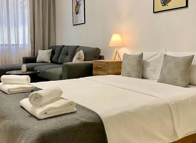 Apartament Spacious & Cozy 2 Bed With Work Space & Fast Wi-fi *