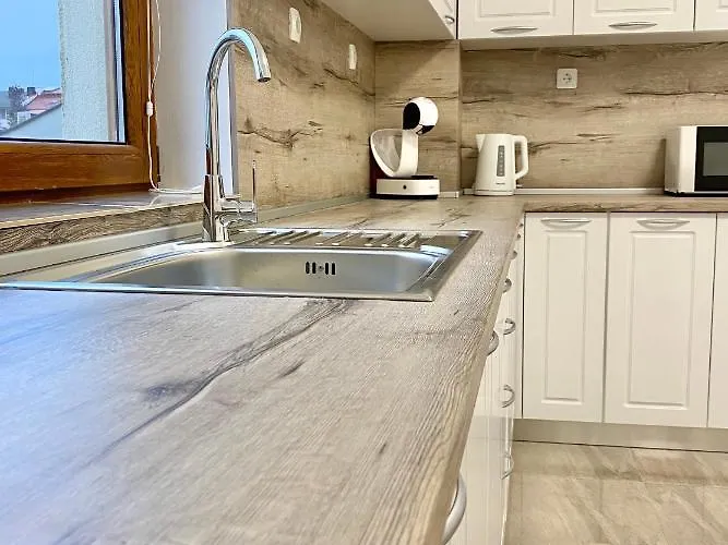 Apartament Spacious & Cozy 2 Bed With Work Space & Fast Wi-fi *